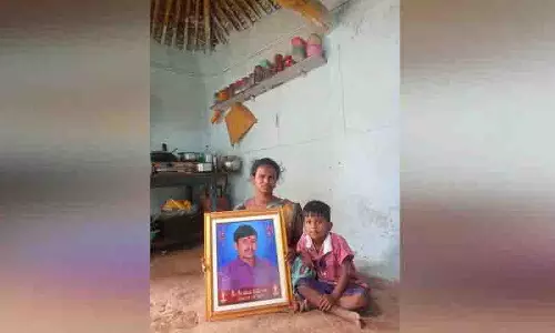 Siddipet: गजवेल किसान की विधवा ने पति की आत्महत्या के बाद सहायता की गुहार लगाई