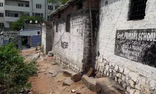 सरकारी स्कूलों का क्या उद्धार? 10 हजार की आबादी वाली झुग्गियों के लिए कोई स्कूल नहीं