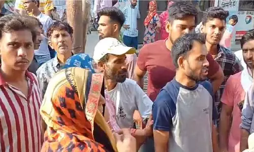 पड़ोसी ने सोते में फूंका घर, मां की मौत से बेटियों पर टूटा दुखों का पहाड़ पड़ोसी ने सोते में फूंका घर, मां की मौत से बेटियों पर टूटा दुखों का पहाड़