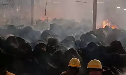चेंगैल जूट मिल में लगी भीषण आग, करोड़ों टका का जूट का सामान जला चेंगैल जूट मिल में लगी भीषण आग, करोड़ों टका का जूट का सामान जला