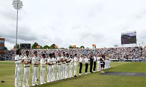 India और इंग्लैंड के खिलाड़ियों ने डेविड सिड लॉरेंस को श्रद्धांजलि देने के लिए काली पट्टियां पहनीं India और इंग्लैंड के खिलाड़ियों ने डेविड सिड लॉरेंस को श्रद्धांजलि देने के लिए काली पट्टियां पहनीं
