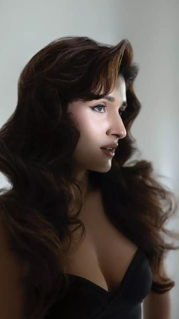 निधि शाह का सिजलिंग लुक