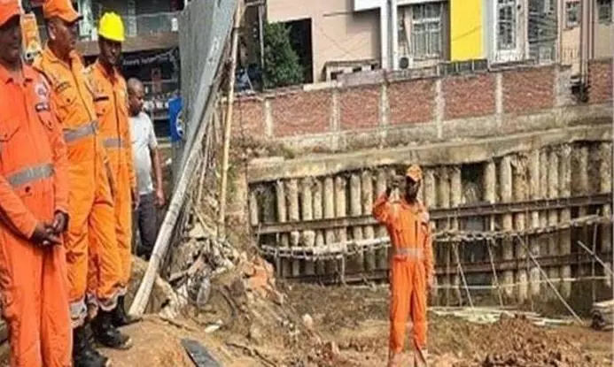 Patna: 3 मकानों का बेसमेंट गिरा, मची अफरातफरी Patna: 3 मकानों का बेसमेंट गिरा, मची अफरातफरी