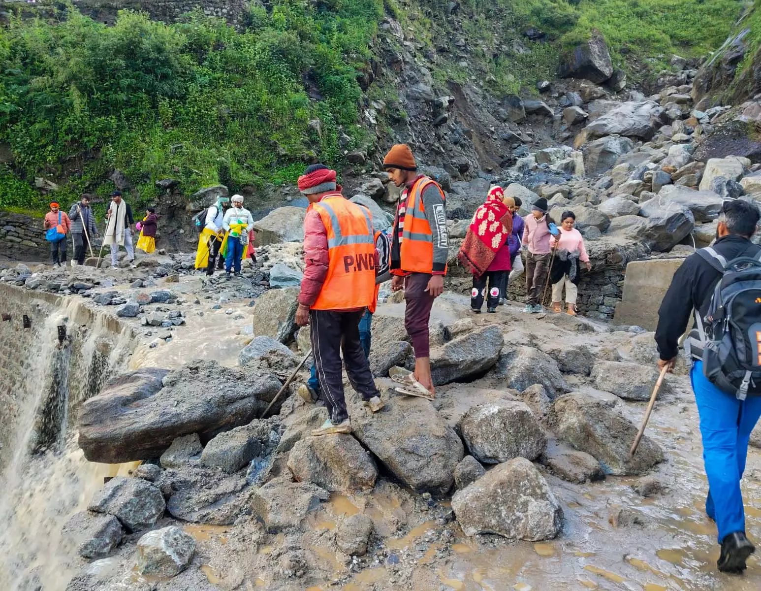 Uttarakhand: सोनप्रयाग-गौरीकुंड मार्ग पर वाहनों की आवाजाही बंद Uttarakhand: सोनप्रयाग-गौरीकुंड मार्ग पर वाहनों की आवाजाही बंद