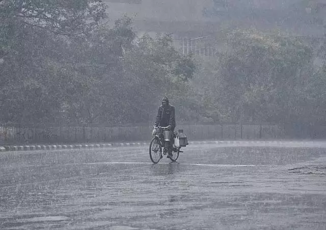 Tamil Nadu : सुबह 10 बजे तक 11 जिलों में बारिश की संभावना Tamil Nadu : सुबह 10 बजे तक 11 जिलों में बारिश की संभावना