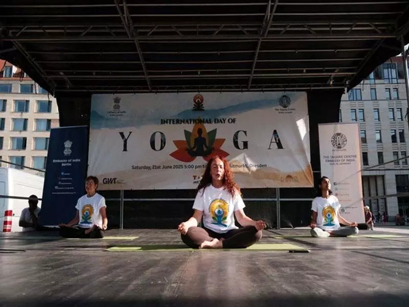 जर्मनी स्थित भारतीय दूतावास ने अंतर्राष्ट्रीय योग दिवस मनाया जर्मनी स्थित भारतीय दूतावास ने अंतर्राष्ट्रीय योग दिवस मनाया