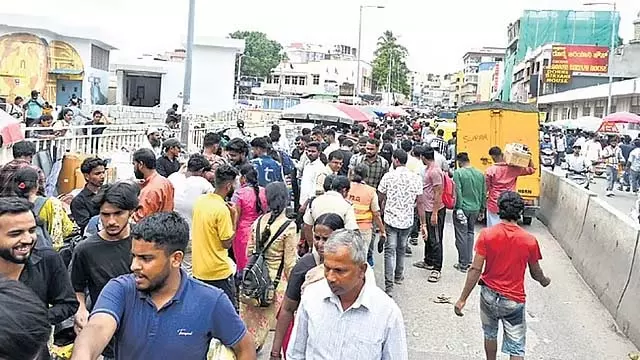 चिक्कापेट में व्हाइट टॉपिंग का काम अभी भी अधूरा: व्यापारियों के लिए नुकसान, BBMP के लिए अभिशाप चिक्कापेट में व्हाइट टॉपिंग का काम अभी भी अधूरा: व्यापारियों के लिए नुकसान, BBMP के लिए अभिशाप