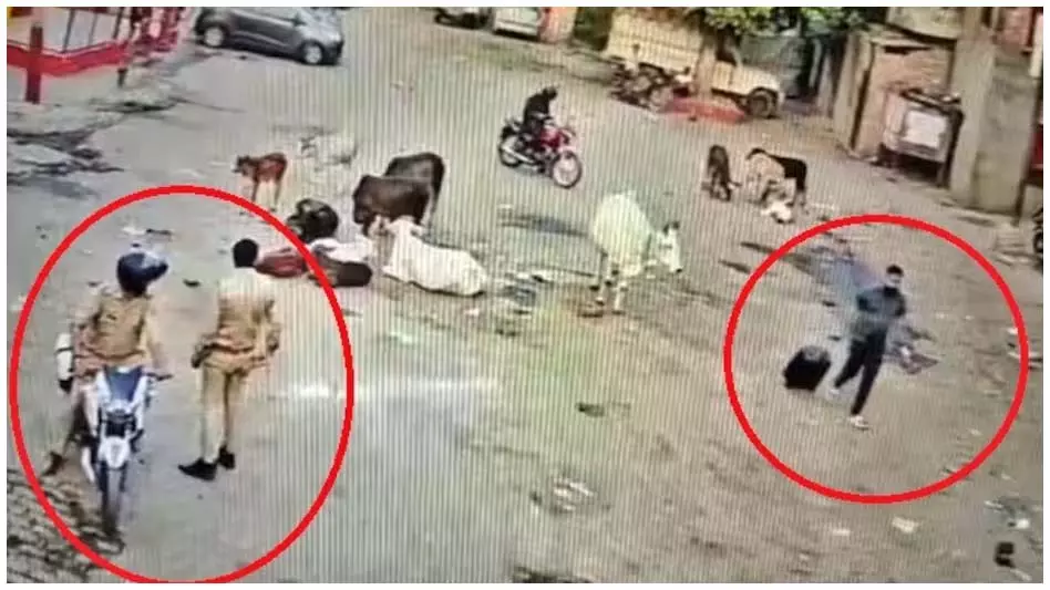 2 पुलिसकर्मियों पर गिरी गाज, वजह है ये VIDEO 2 पुलिसकर्मियों पर गिरी गाज, वजह है ये VIDEO