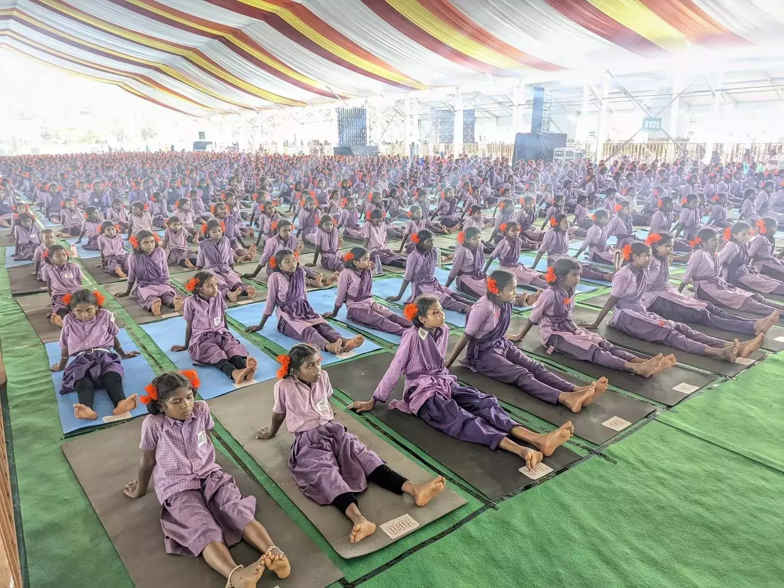 Andhra: योगांध्र के हिस्से के रूप में आदिवासी छात्रों ने गिनीज वर्ल्ड रिकॉर्ड बनाया Andhra: योगांध्र के हिस्से के रूप में आदिवासी छात्रों ने गिनीज वर्ल्ड रिकॉर्ड बनाया