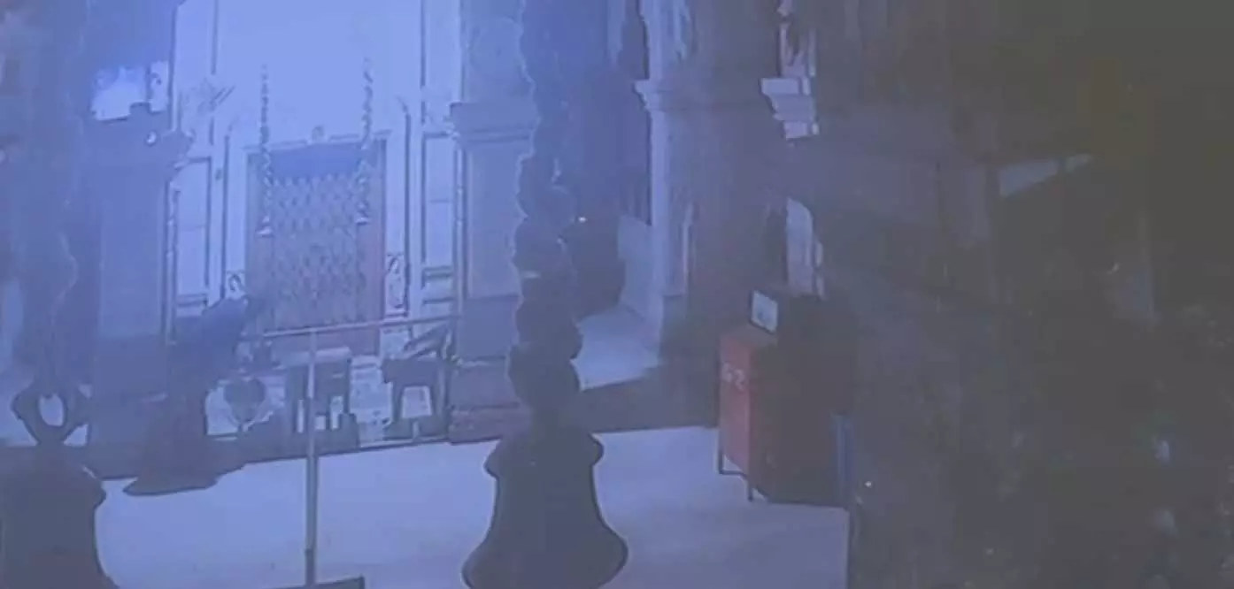 मंदिर में चोरी का LIVE वीडियो मंदिर में चोरी का LIVE वीडियो