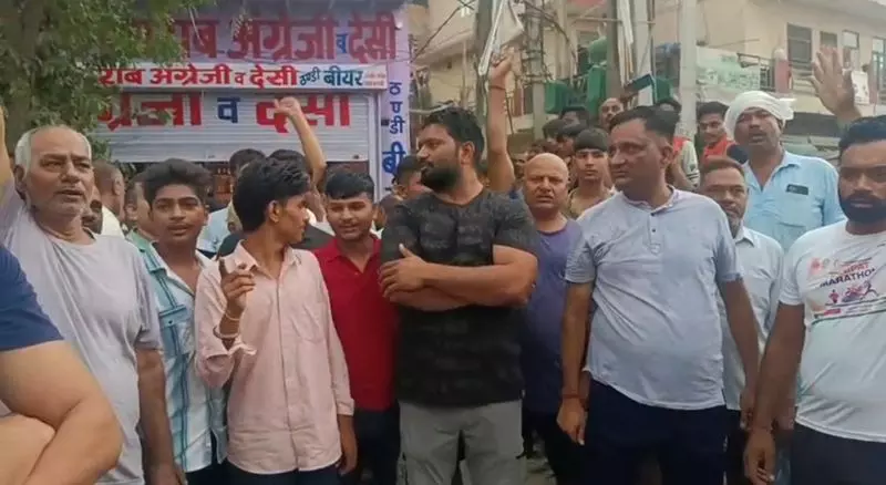 Haryana : पानीपत में महिलाओं ने शराब की दुकान पर ताला जड़ा Haryana : पानीपत में महिलाओं ने शराब की दुकान पर ताला जड़ा