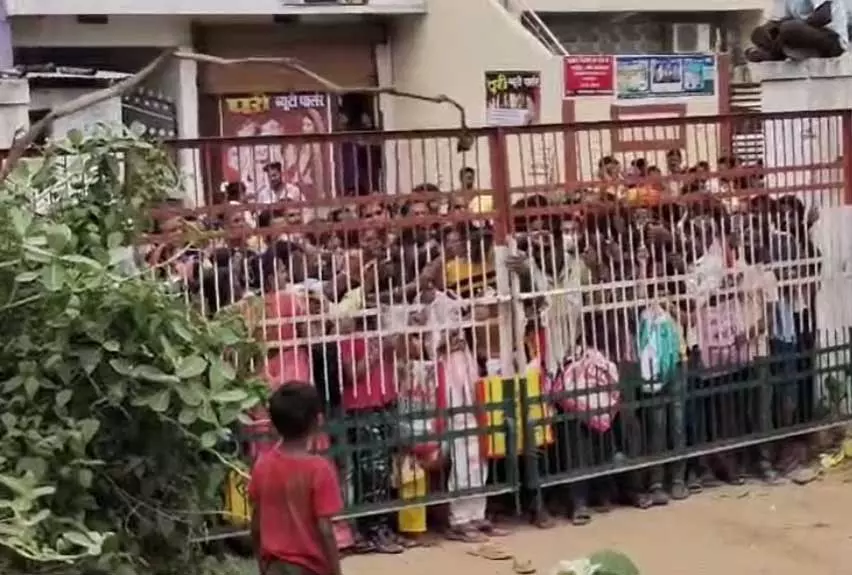 राशन दुकान का VIDEO, इंतजार कर रहे लोगों ने अपना धैर्य खो दिया, और... राशन दुकान का VIDEO, इंतजार कर रहे लोगों ने अपना धैर्य खो दिया, और...