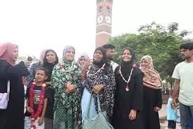 युद्ध के साये में ईरान से लौटे 19 जायरीन, एयरपोर्ट पर छलक उठे जज़्बात युद्ध के साये में ईरान से लौटे 19 जायरीन, एयरपोर्ट पर छलक उठे जज़्बात