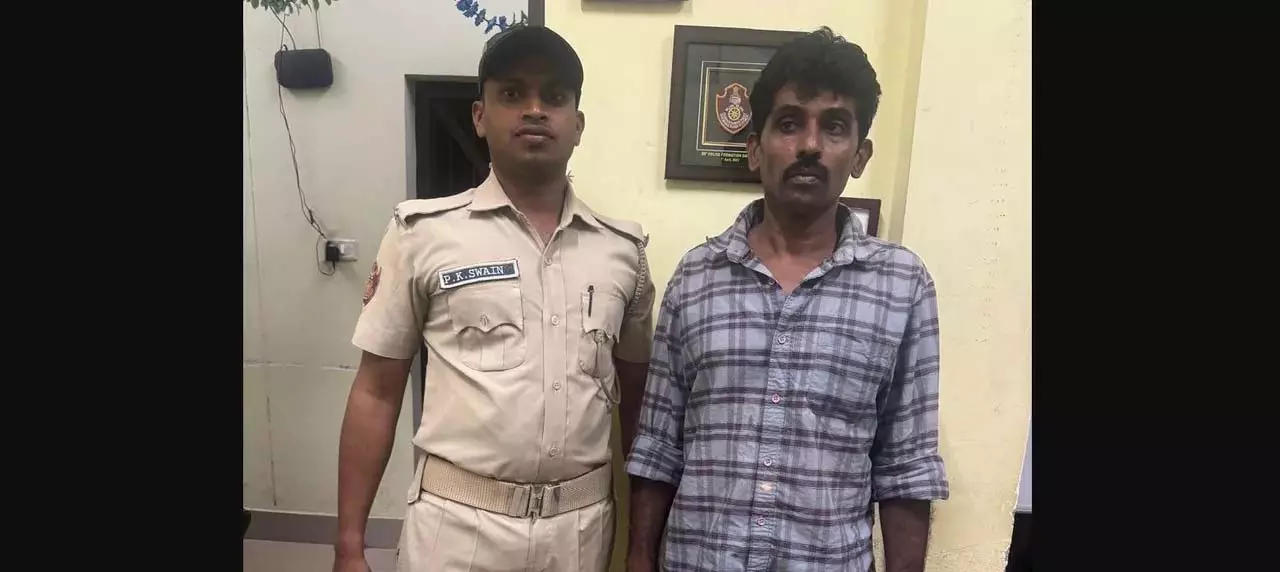 Odisha: साइबर धोखाधड़ी के आरोप में मलयालम टेलीफिल्म निर्माता गिरफ्तार Odisha: साइबर धोखाधड़ी के आरोप में मलयालम टेलीफिल्म निर्माता गिरफ्तार