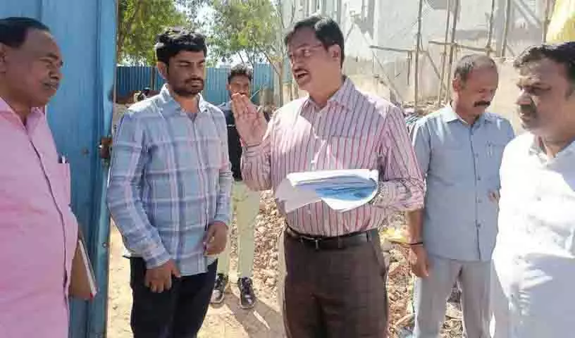 माधापुर में तनाव, बेदखली सर्वेक्षण को लेकर निवासियों ने HYDRAA के खिलाफ किया प्रदर्शन माधापुर में तनाव, बेदखली सर्वेक्षण को लेकर निवासियों ने HYDRAA के खिलाफ किया प्रदर्शन