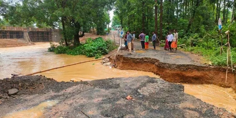 Keonjhar: पुल का डायवर्जन बह गया; तेलकोई से संपर्क टूटा Keonjhar: पुल का डायवर्जन बह गया; तेलकोई से संपर्क टूटा