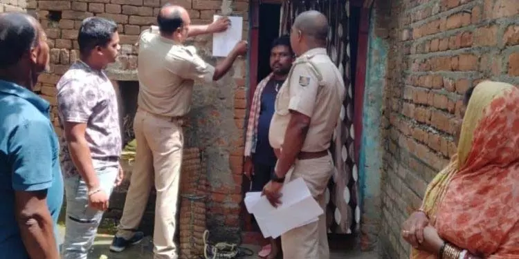 अदालत ने फरार 28 आरोपियों की संपत्ति कुर्क करने की चेतावनी दी, नोटिस चिपकाए गए अदालत ने फरार 28 आरोपियों की संपत्ति कुर्क करने की चेतावनी दी, नोटिस चिपकाए गए