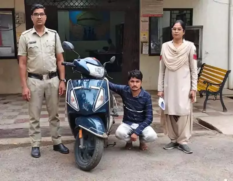 महिला टीचर की स्कूटी हुई चोरी, शातिर चोर गिरफ्तार महिला टीचर की स्कूटी हुई चोरी, शातिर चोर गिरफ्तार