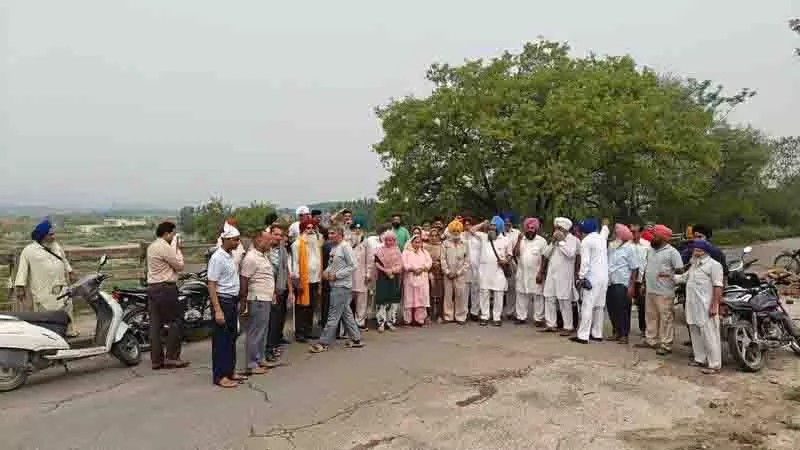 Nangal में अवैध खनन से सड़क ढांचे को नुकसान, किसानों ने किया विरोध प्रदर्शन Nangal में अवैध खनन से सड़क ढांचे को नुकसान, किसानों ने किया विरोध प्रदर्शन