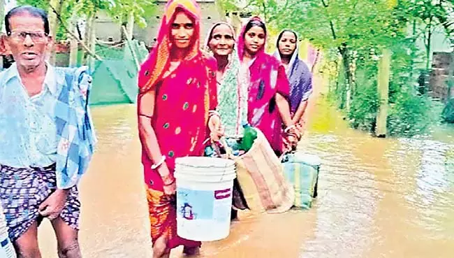 Odisha : 61 गांवों में बाढ़ का पानी घुसा Odisha : 61 गांवों में बाढ़ का पानी घुसा