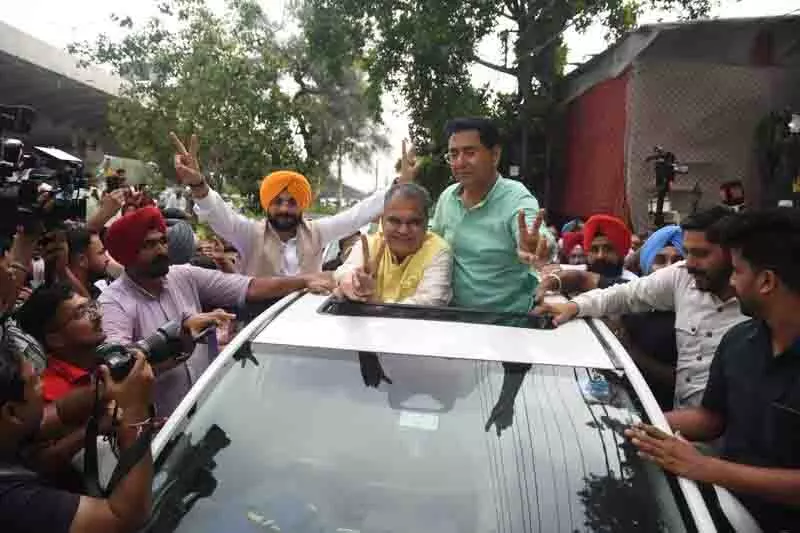 Punjab: बड़ी जीत के बाद संजीव अरोड़ा को मंत्रिमंडल में शामिल किए Punjab: बड़ी जीत के बाद संजीव अरोड़ा को मंत्रिमंडल में शामिल किए