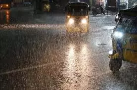 चेन्नई में शुक्रवार रात हल्की बारिश हुई चेन्नई में शुक्रवार रात हल्की बारिश हुई