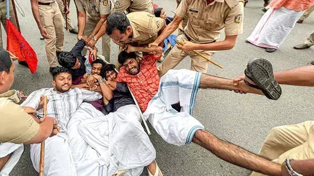 kerala : भारत माता चित्र विवाद पर बवाल, CPIM-BJP के युवा संगठनों ने किया प्रदर्शन kerala : भारत माता चित्र विवाद पर बवाल, CPIM-BJP के युवा संगठनों ने किया प्रदर्शन