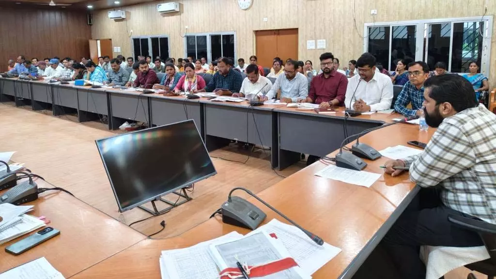 पीएम आवास योजना में लापरवाही, सब इंजीनियर, सचिव पर कार्रवाई के निर्देश पीएम आवास योजना में लापरवाही, सब इंजीनियर, सचिव पर कार्रवाई के निर्देश