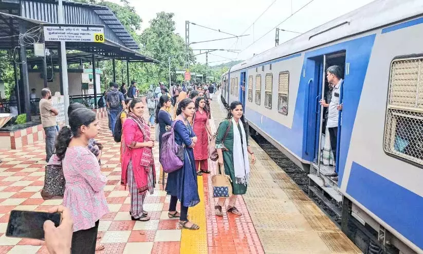 मेमू ट्रेन में सफर कष्टदायक; अधिक कोच की मांग मेमू ट्रेन में सफर कष्टदायक; अधिक कोच की मांग