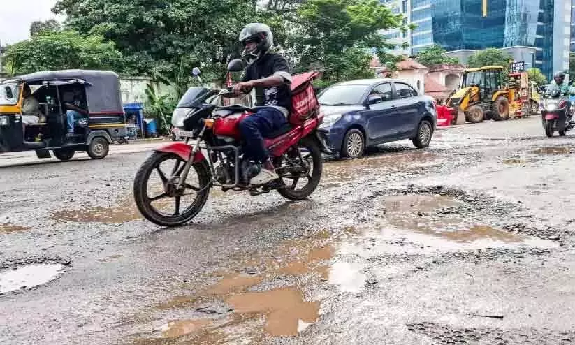 सड़कें गड्ढों से भरी हैं, जिला मुख्यालय की सड़कें भी खस्ताहाल सड़कें गड्ढों से भरी हैं, जिला मुख्यालय की सड़कें भी खस्ताहाल