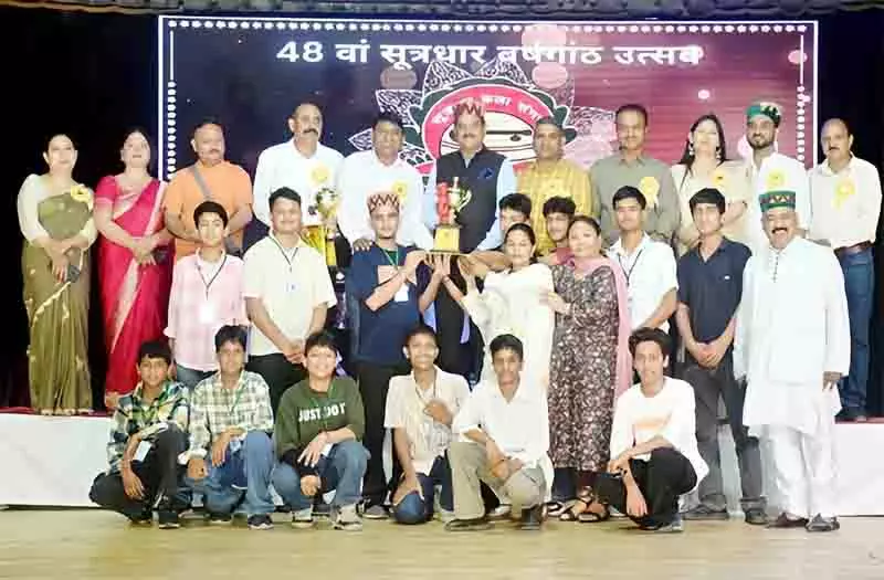 Kullu घाटी वरिष्ठ माध्यमिक विद्यालय के उभरते कलाकारों ने समग्र विजय हासिल की Kullu घाटी वरिष्ठ माध्यमिक विद्यालय के उभरते कलाकारों ने समग्र विजय हासिल की