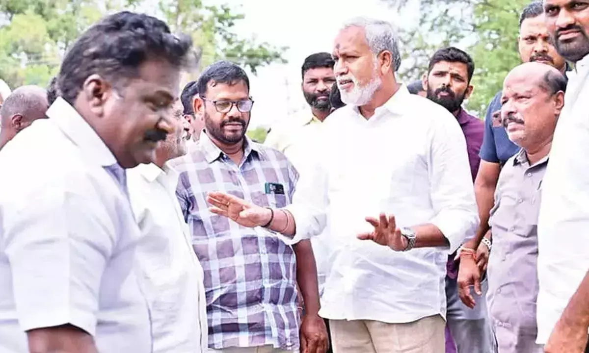 Andhra: चंद्रगिरी विधायक ने आम किसानों को समर्थन का आश्वासन दिया Andhra: चंद्रगिरी विधायक ने आम किसानों को समर्थन का आश्वासन दिया
