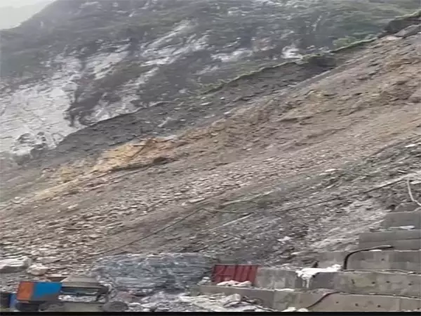 अधिकारियों ने सड़क साफ करने के प्रयासों के बीच धैर्य रखने की अपील की अधिकारियों ने सड़क साफ करने के प्रयासों के बीच धैर्य रखने की अपील की