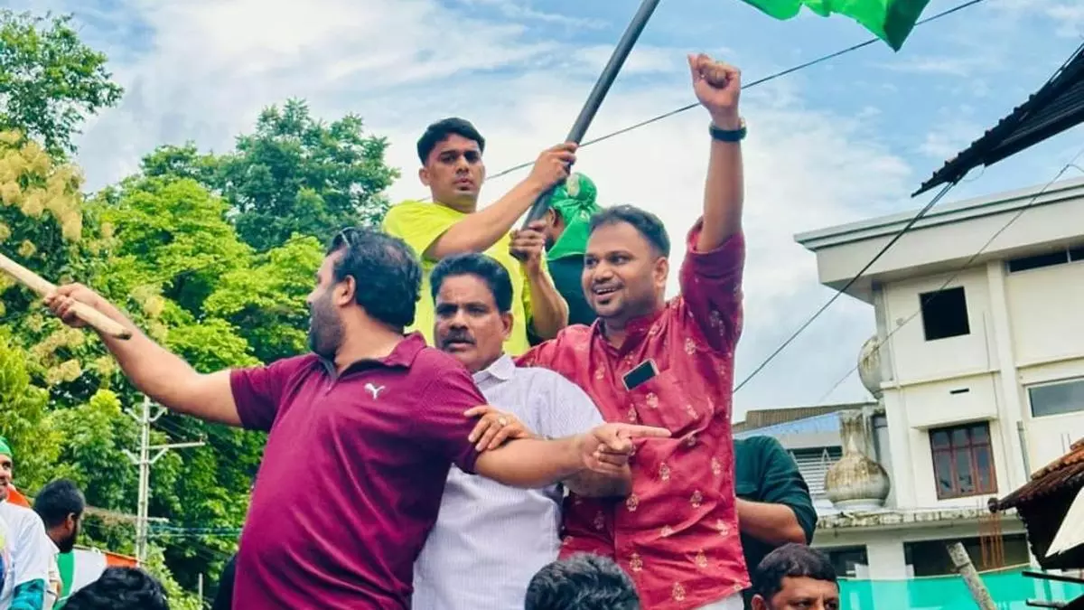 Kerala : आर्यदान शौकत ने LDF से सीट छीनी, सत्ता विरोधी लहर पर सवार Kerala : आर्यदान शौकत ने LDF से सीट छीनी, सत्ता विरोधी लहर पर सवार