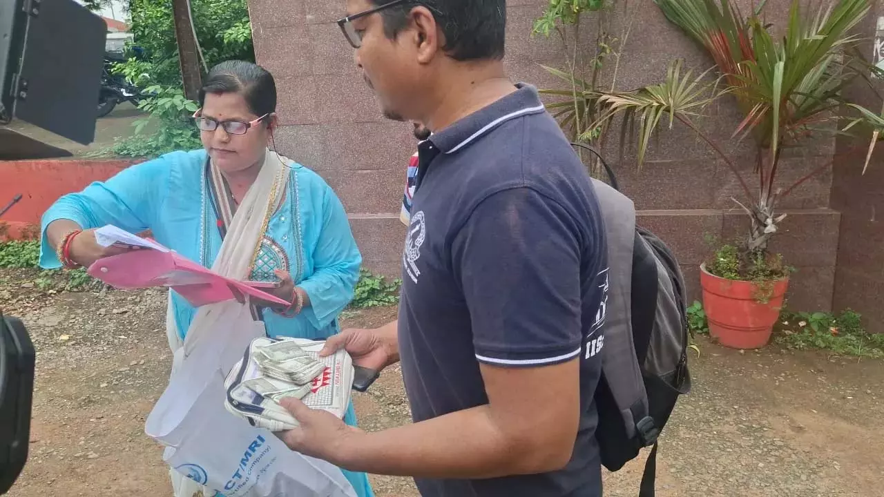 कैब ड्राइवर की ईमानदारी ने दिल जीत लिया, उसने नकदी और आभूषण से भरा खोया हुआ बैग लौटाया कैब ड्राइवर की ईमानदारी ने दिल जीत लिया, उसने नकदी और आभूषण से भरा खोया हुआ बैग लौटाया