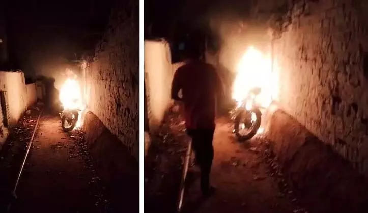 जबलपुर में अपनी ताकत दिखाने के लिए बदमाशों ने बाइक में आग लगाई, कारों में तोड़फोड़ की, कैमरे में कैद जबलपुर में अपनी ताकत दिखाने के लिए बदमाशों ने बाइक में आग लगाई, कारों में तोड़फोड़ की, कैमरे में कैद