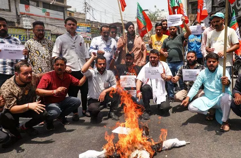 युवा मोर्चा ने J&K से कहा- नायब तहसीलदार परीक्षा में उर्दू अनिवार्य करने का फैसला वापस लें युवा मोर्चा ने J&K से कहा- नायब तहसीलदार परीक्षा में उर्दू अनिवार्य करने का फैसला वापस लें