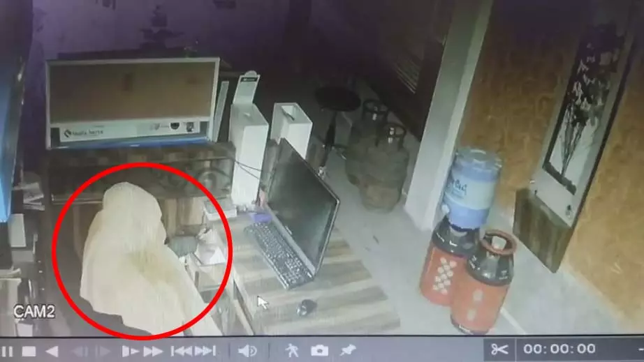 Raipur Breaking: गैस एजेंसी से 3.30 लाख की चोरी, सीसीटीवी में कैद हुए नकाबपोश चोर Raipur Breaking: गैस एजेंसी से 3.30 लाख की चोरी, सीसीटीवी में कैद हुए नकाबपोश चोर