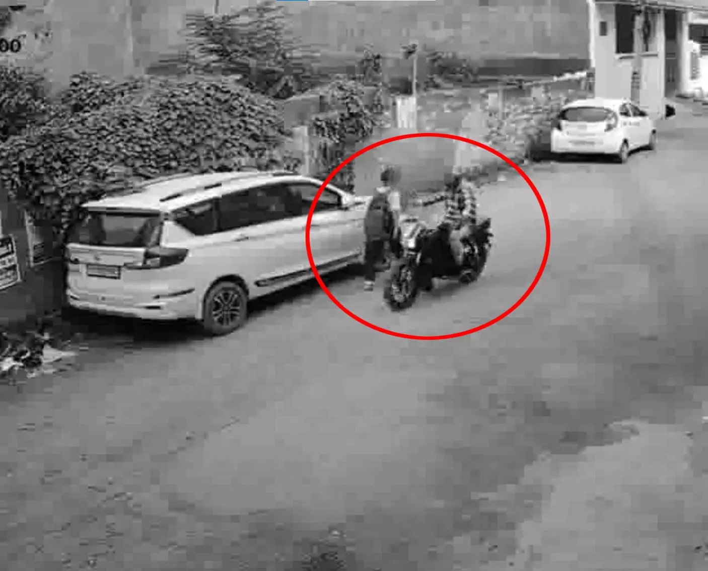BREAKING: बाइक सवार ने किशोरी को किया बैड टच, देखें VIDEO... BREAKING: बाइक सवार ने किशोरी को किया बैड टच, देखें VIDEO...