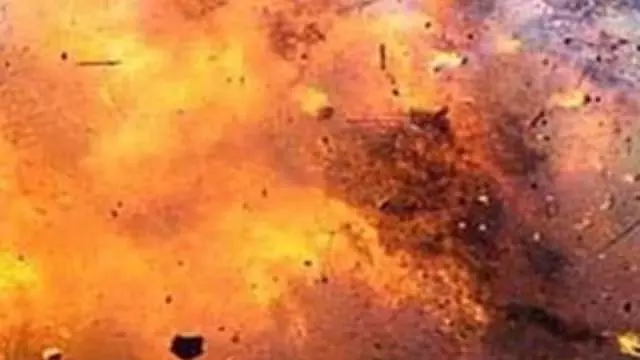 कालीगंज में बम विस्फोट, लड़की की मौत; ममता बनर्जी ने दोषियों के खिलाफ कार्रवाई के आदेश दिए कालीगंज में बम विस्फोट, लड़की की मौत; ममता बनर्जी ने दोषियों के खिलाफ कार्रवाई के आदेश दिए