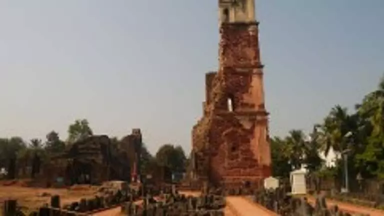 कार्यकर्ताओं ने Goa में सेंट ऑगस्टाइन टॉवर के पास अवैध निर्माण का विरोध किया कार्यकर्ताओं ने Goa में सेंट ऑगस्टाइन टॉवर के पास अवैध निर्माण का विरोध किया