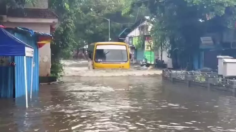 Gujarat में भारी बारिश: सूरत में भीषण बाढ़ Gujarat में भारी बारिश: सूरत में भीषण बाढ़