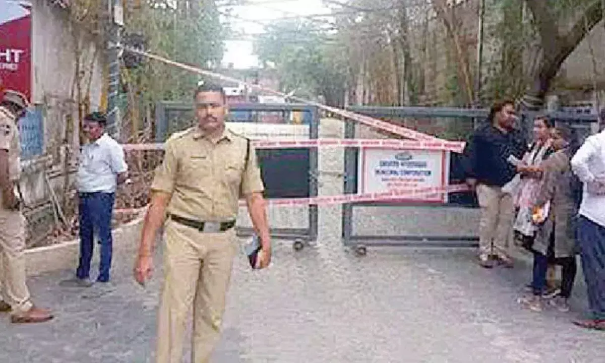 Telangana: GHMC ने जुबली हिल्स में अनधिकृत रेस्तरां को सील किया Telangana: GHMC ने जुबली हिल्स में अनधिकृत रेस्तरां को सील किया