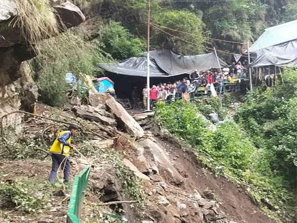 Uttarakhand: यमुनोत्री पैदल मार्ग पर भूस्खलन, 1 घायल, 2 के फंसे होने की आशंका Uttarakhand: यमुनोत्री पैदल मार्ग पर भूस्खलन, 1 घायल, 2 के फंसे होने की आशंका