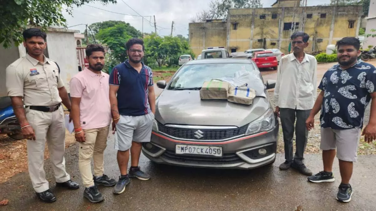 चांदी तस्करी का पर्दाफाश, 38 किलो चांदी के साथ 4 आरोपी गिरफ्तार चांदी तस्करी का पर्दाफाश, 38 किलो चांदी के साथ 4 आरोपी गिरफ्तार