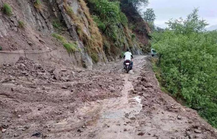 Jammu: माजलता रोड पर बिजली बिछाने के विरोध में स्थानीय लोगों का प्रदर्शन Jammu: माजलता रोड पर बिजली बिछाने के विरोध में स्थानीय लोगों का प्रदर्शन