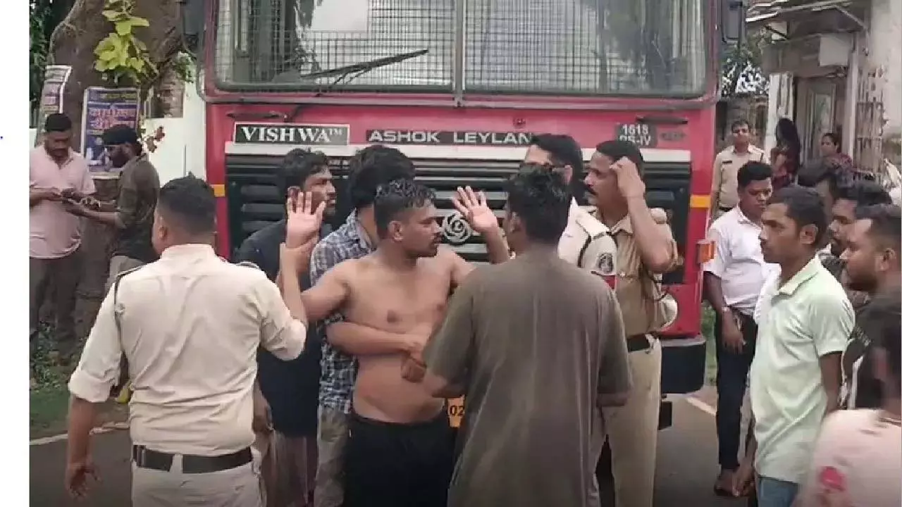 घरेलू विवाद बना हाई-वोल्टेज ड्रामा, युवक ने पेट्रोल फैलाकर दी आत्मदाह की धमकी घरेलू विवाद बना हाई-वोल्टेज ड्रामा, युवक ने पेट्रोल फैलाकर दी आत्मदाह की धमकी