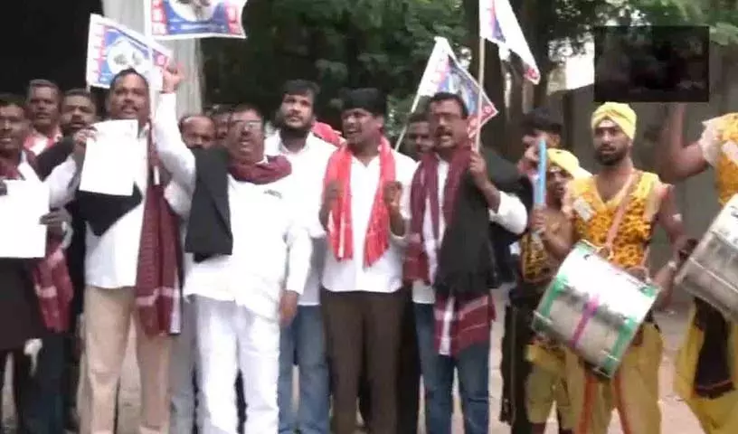 यादवों ने गांधी भवन के सामने भेड़ों के साथ किया प्रदर्शन यादवों ने गांधी भवन के सामने भेड़ों के साथ किया प्रदर्शन