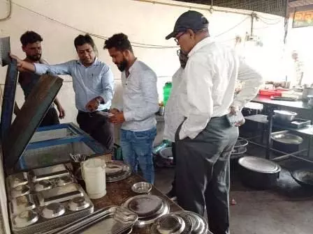 विभिन्न दुकानों में छापामार कर वसूला 11500 रुपए का जुमार्ना विभिन्न दुकानों में छापामार कर वसूला 11500 रुपए का जुमार्ना