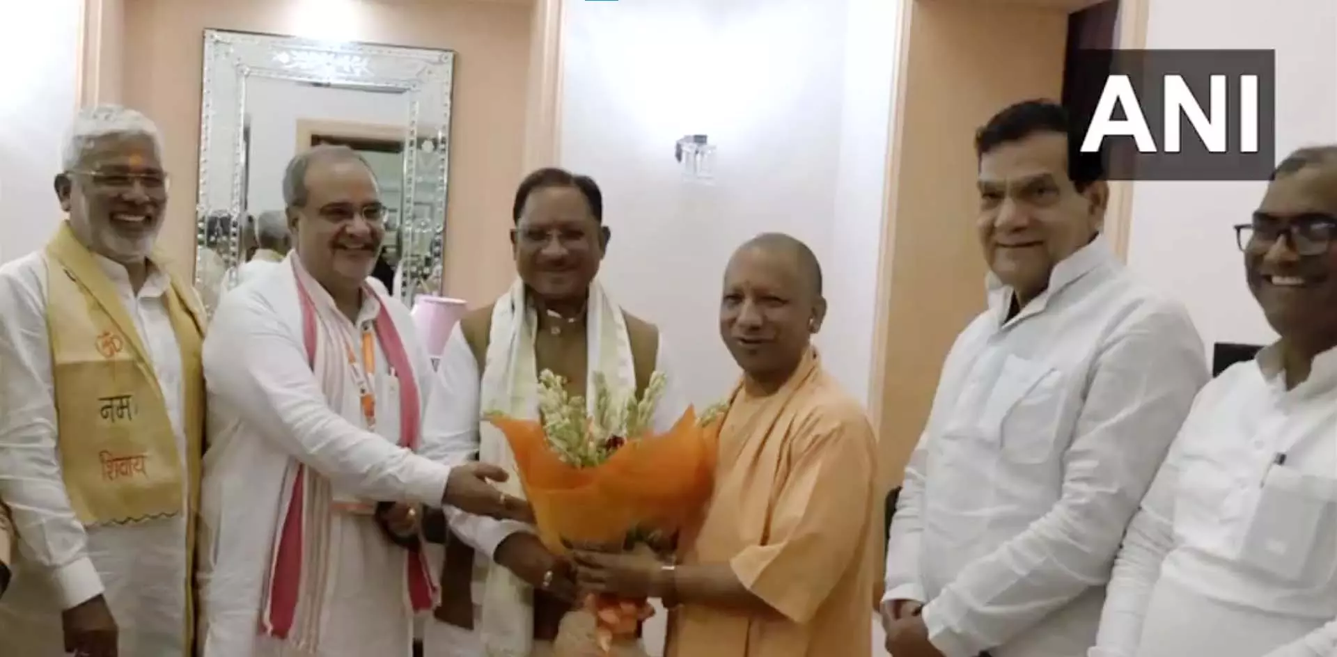 CM योगी ने किया छत्तीसगढ़ और उत्तराखंड के मुख्यमंत्रियों का स्वागत CM योगी ने किया छत्तीसगढ़ और उत्तराखंड के मुख्यमंत्रियों का स्वागत